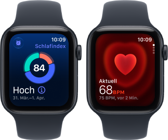 Zwei Apple Watch SE 3 Geräte, beide mit Aluminiumgehäuse, Farbe Mitternacht mit Sportarmband Navyblau, eines zeigt den Schlafindex, eines zeigt die Herzfrequenz App, rechte Seitenansicht, Digital Crown