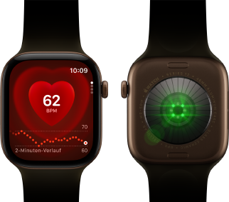 Zwei Apple Watch Series 12 Geräte, Aluminiumgehäuse, Farbe Dunkelbronze mit Sportarmband Oliv, eine zeigt die Herzfrequenz App, die andere das System zur Gesundheitserkennung auf der Rückseite der Watch mit grün leuchtenden LEDs