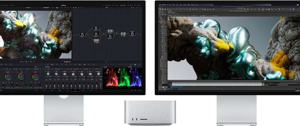 Studio Display und Studio Display XDR, je ein Display auf beiden Seiten des Mac Studio, mit einem künstlerischen Arbeitsbereich, 3D Modell Software und Tools