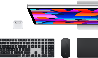 Auswahl an Zubehör und Geräten, darunter AirPods, Magic Keyboard mit Touch ID, Magic Mouse, Magic Trackpad, Studio Display