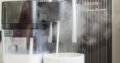 Schon gelangt die heiße Milch aufgeschäumt in die Tasse