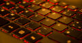 Für Nachtschwärmer: eine rot beleuchtete Tastatur