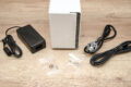 Netz-Adapter, Ethernet-Kabel & Schrauben als Zubehör