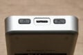 Power-Button, WLAN-Knopf & USB-Anschluss oben an der Platte