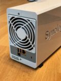 Neben dem Gigabit-Port bietet das NAS noch zwei USB-3.0-Anschlüsse.