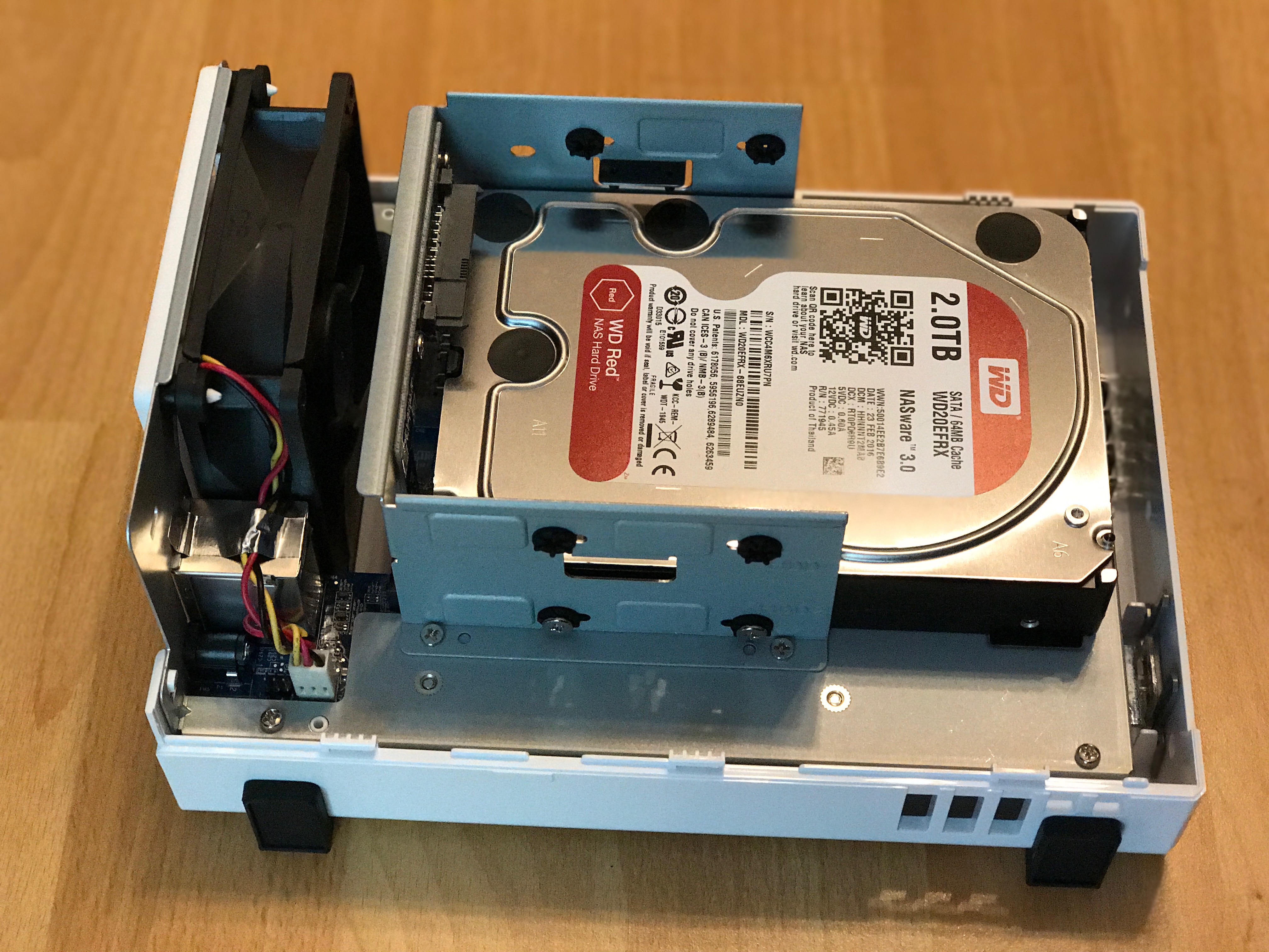 Draufsicht einer offenen Synology NAS mit eingebauter Festplatte