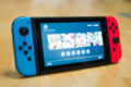 Die Vorderseite der Nintendo Switch mit beiden Joy-Con-Controllern an den Seiten ...
