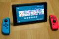 Die Nintendo Switch kann auf dem Tisch aufgestellt, ...