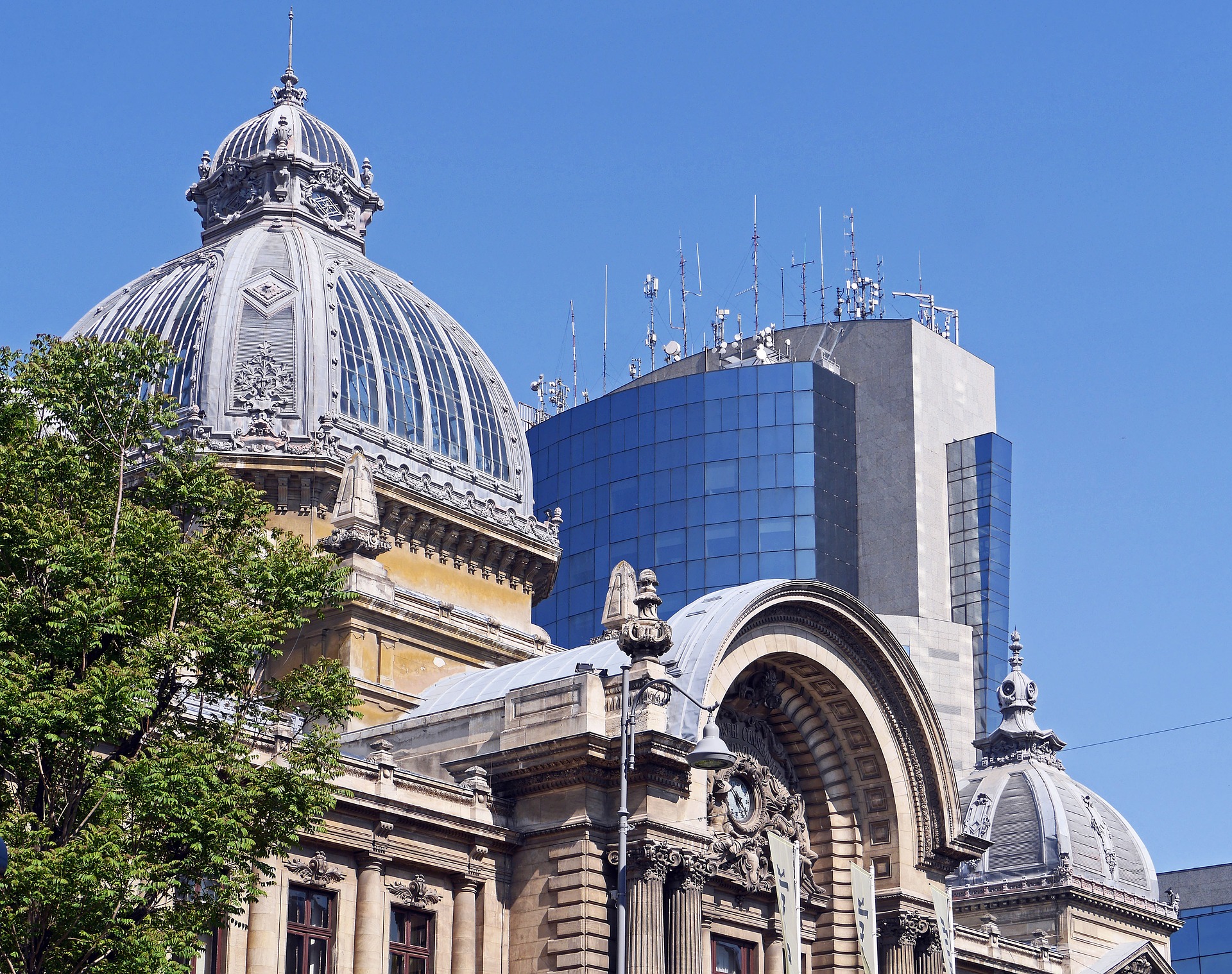 Hochhaus mit Mobilfunkantennen