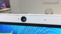 Über der Webcam gibt es einen kleinen Schalter für die Schiebeabdeckung.