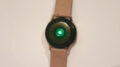 Die Samsung Galaxy Watch Active 2 nutzt eine grüne LED um den Puls zu messen.