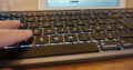 Die Beleuchtung der Tastatur schaltet sich ab, wenn keine Hände in der Nähe sind. Sie aktiviert sie bei Annäherung sofort wieder.