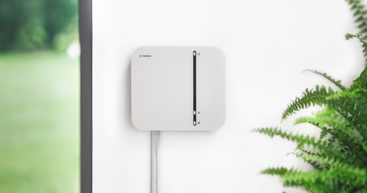 Smart Home Controller an einer Wand neben dem Fenster