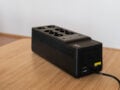 Lediglich der Schutz für Modem und Netzwerk sowie die USB-Verbindung zum PC sind an einer Seite angebracht.