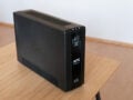 Schlank, hoch und unauffällig präsentiert sich die Back-UPS Pro 1600.