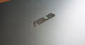 Das Gehäuse ist matt, lediglich das Asus-Logo glänzt.