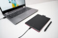 Das One by Wacom S nimmt auf dem Tisch wenig Platz ein.