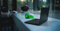 Mit einer Displaydiagonale von 15,6 Zoll könnt ihr mit dem Razer Blade 15 Advanced auch unterwegs zocken.